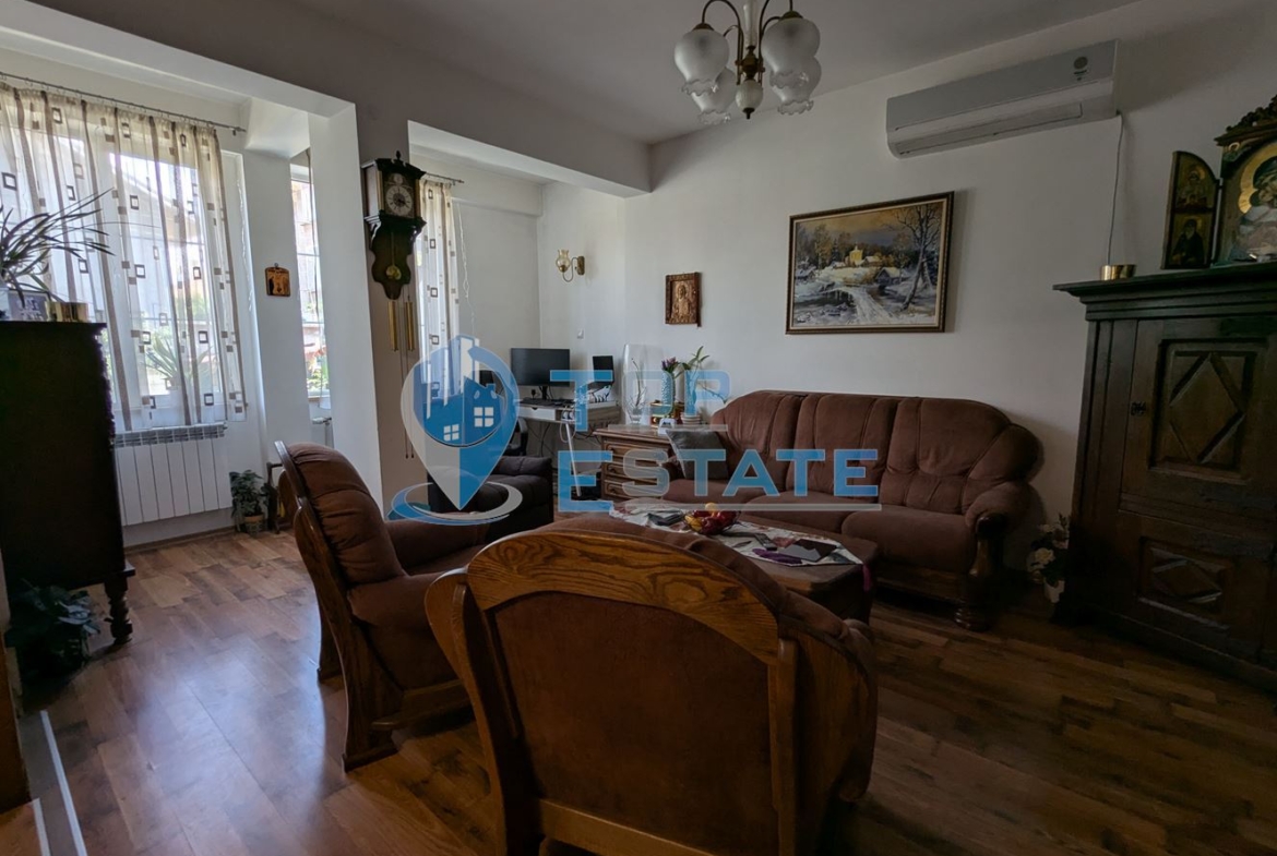 Масивна триетажна къща със сауна и басейн в близост до центъра на град Горна Оряховица, област Велико Търново - 0