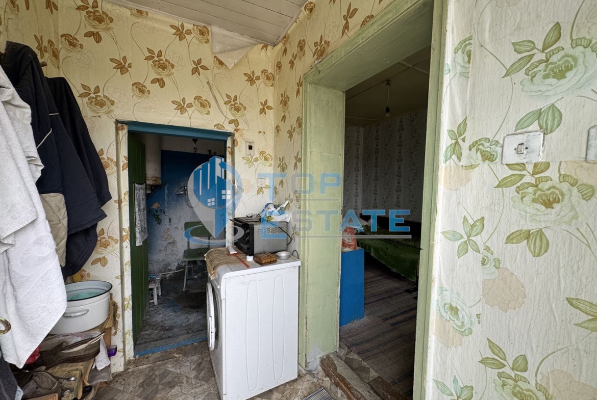 Двуетажна тухлена къща с кладенец в село Ресен, област Велико Търново - 0