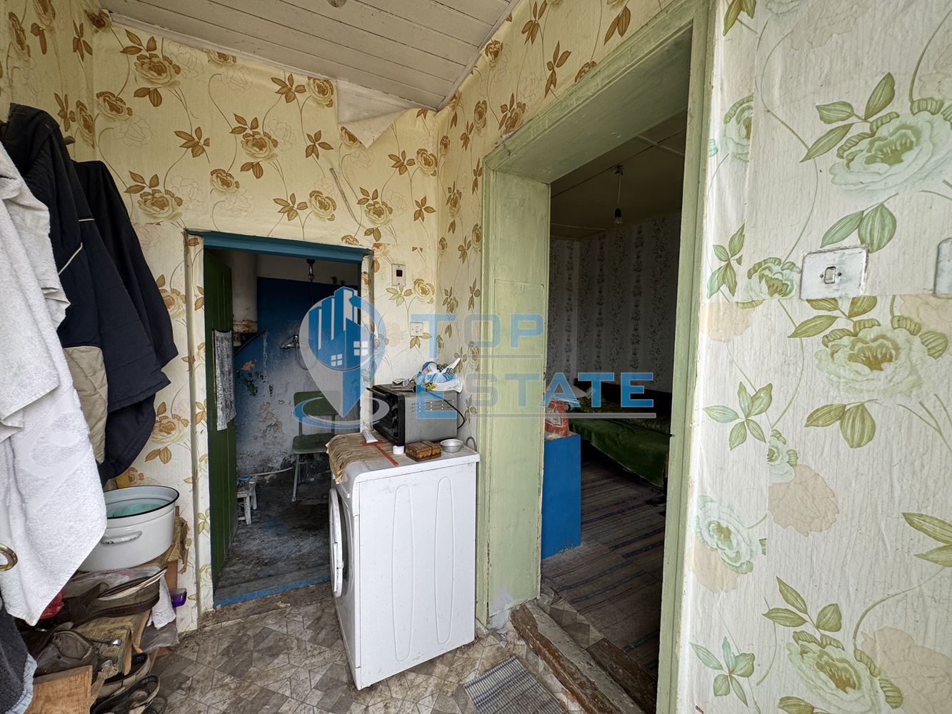 Двуетажна тухлена къща с кладенец в село Ресен, област Велико Търново - 0