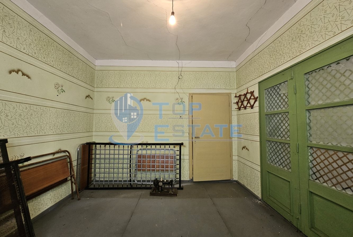 Масивна двуетажна къща с голям двор и гараж в село Караисен - 0