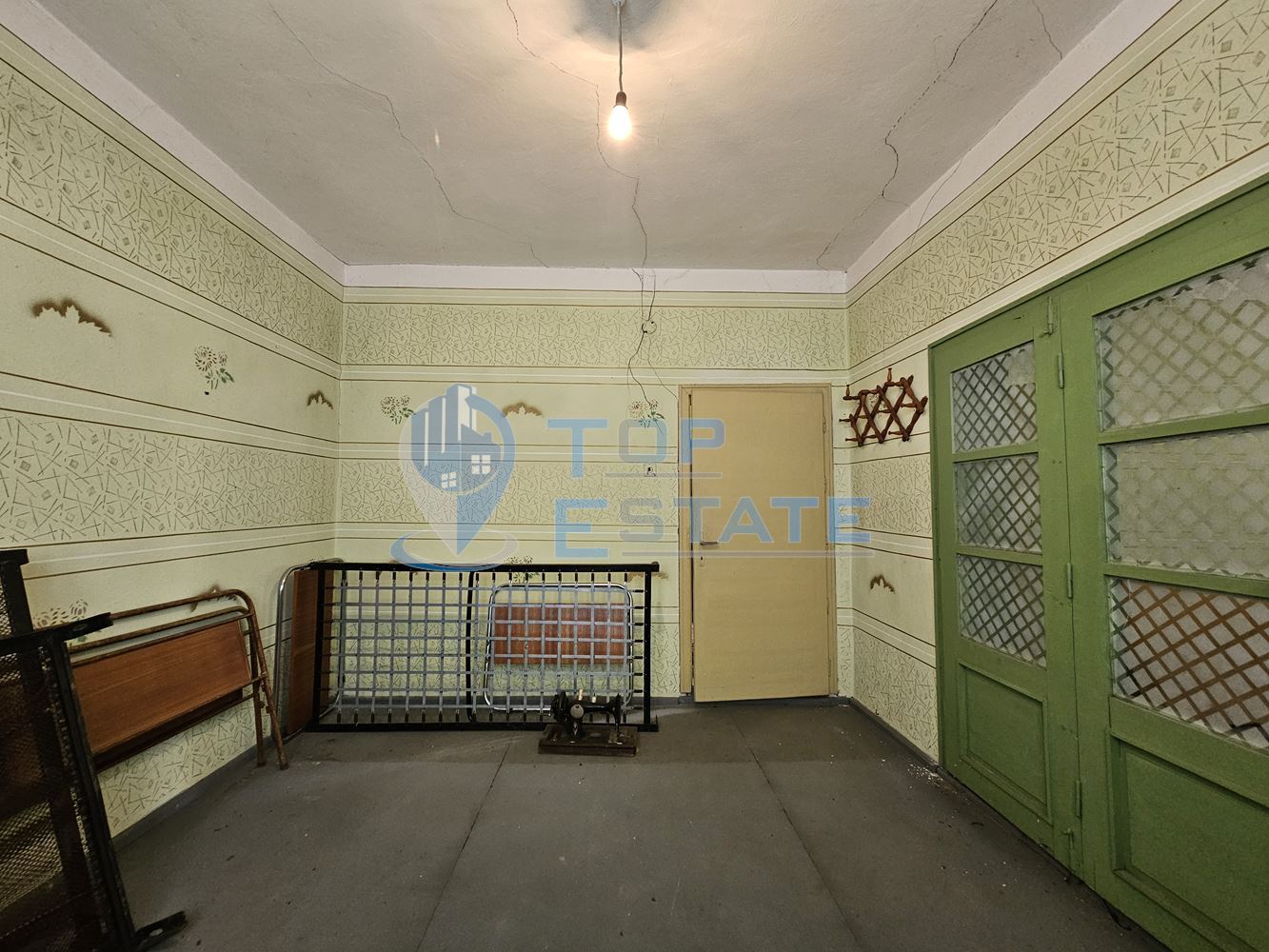 Масивна двуетажна къща с голям двор и гараж в село Караисен - 0