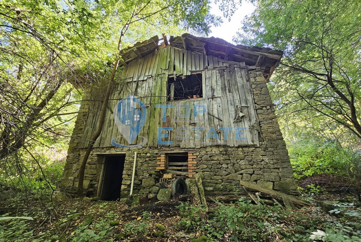 Парцел с каменна постройка до гора и поточе в квартал Златари, град Габрово - 0