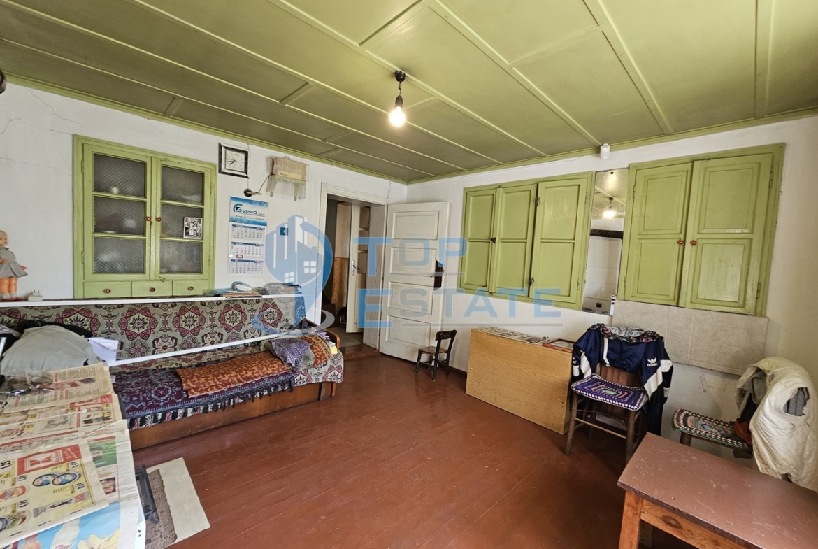 Двуетажна тухлена къща с гараж и голям двор в село Добромирка - 0