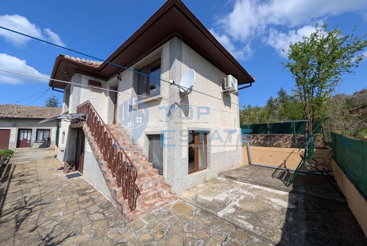 Двуетажна реновирана къща с красива панорама в село Вишовград - 0