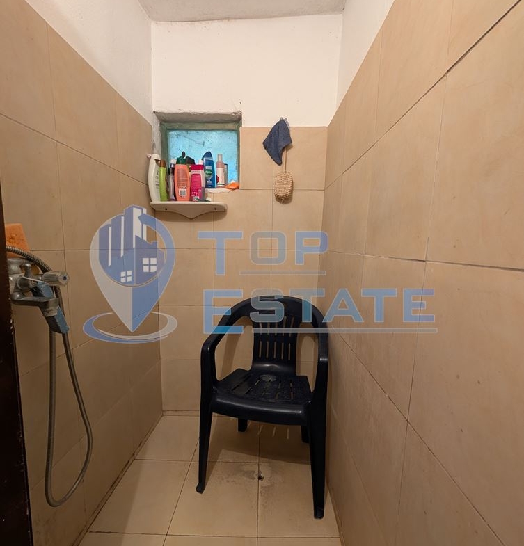 Двуетажна автентична къща с голям двор в село Лесичарка - 0