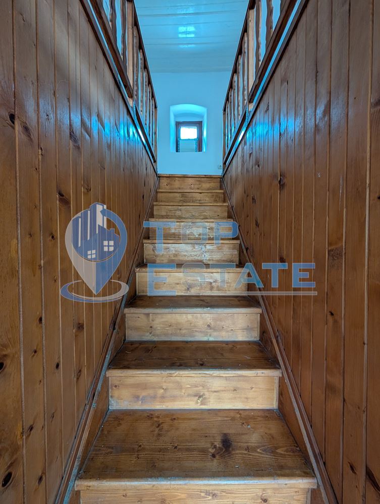 Двуетажна къща с голям двор и кладенец в село Ресен - 0