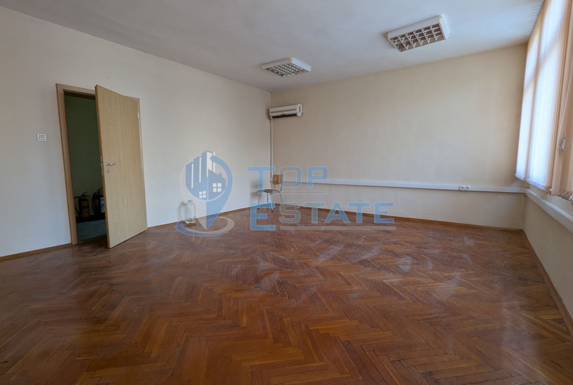 Поещения под наем в административна сграда на центъра в град Горна Оряховица, област Велико Търново - 0