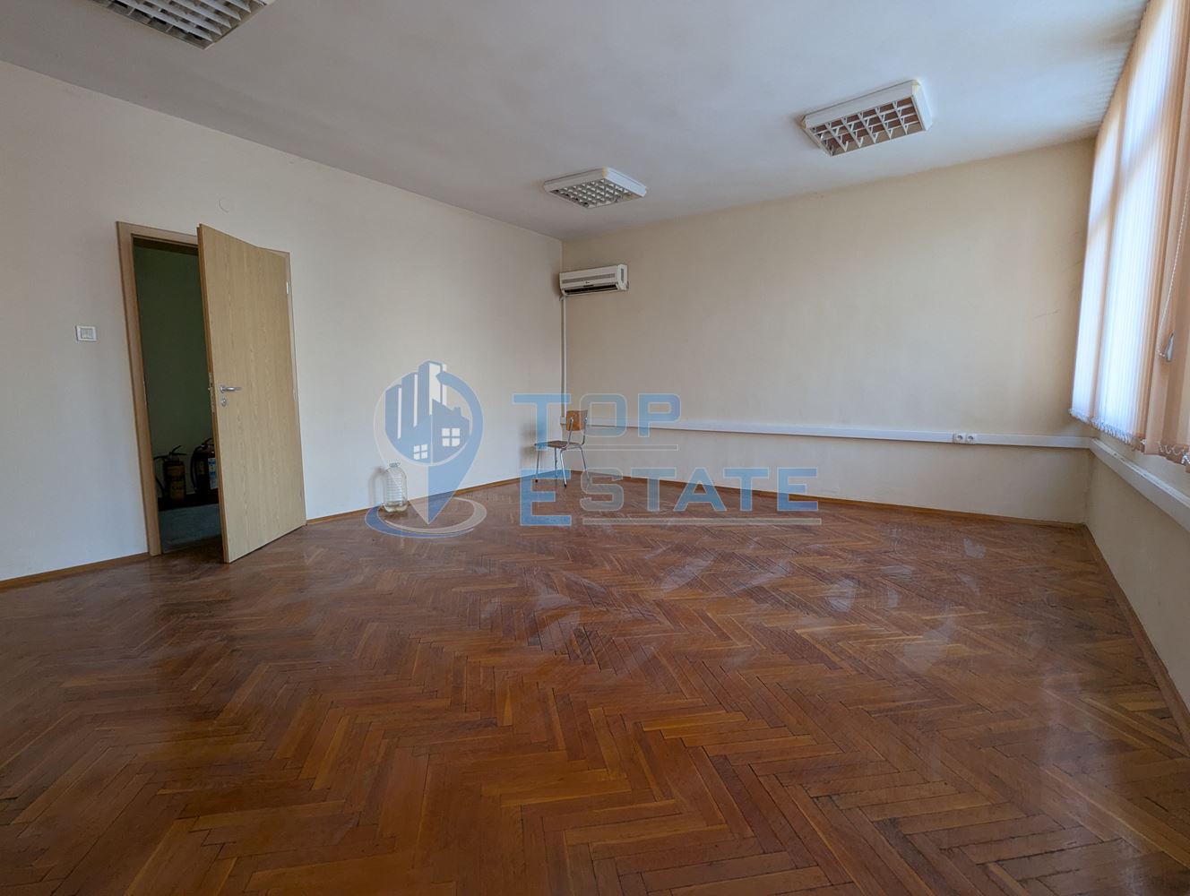 Поещения под наем в административна сграда на центъра в град Горна Оряховица, област Велико Търново - 0