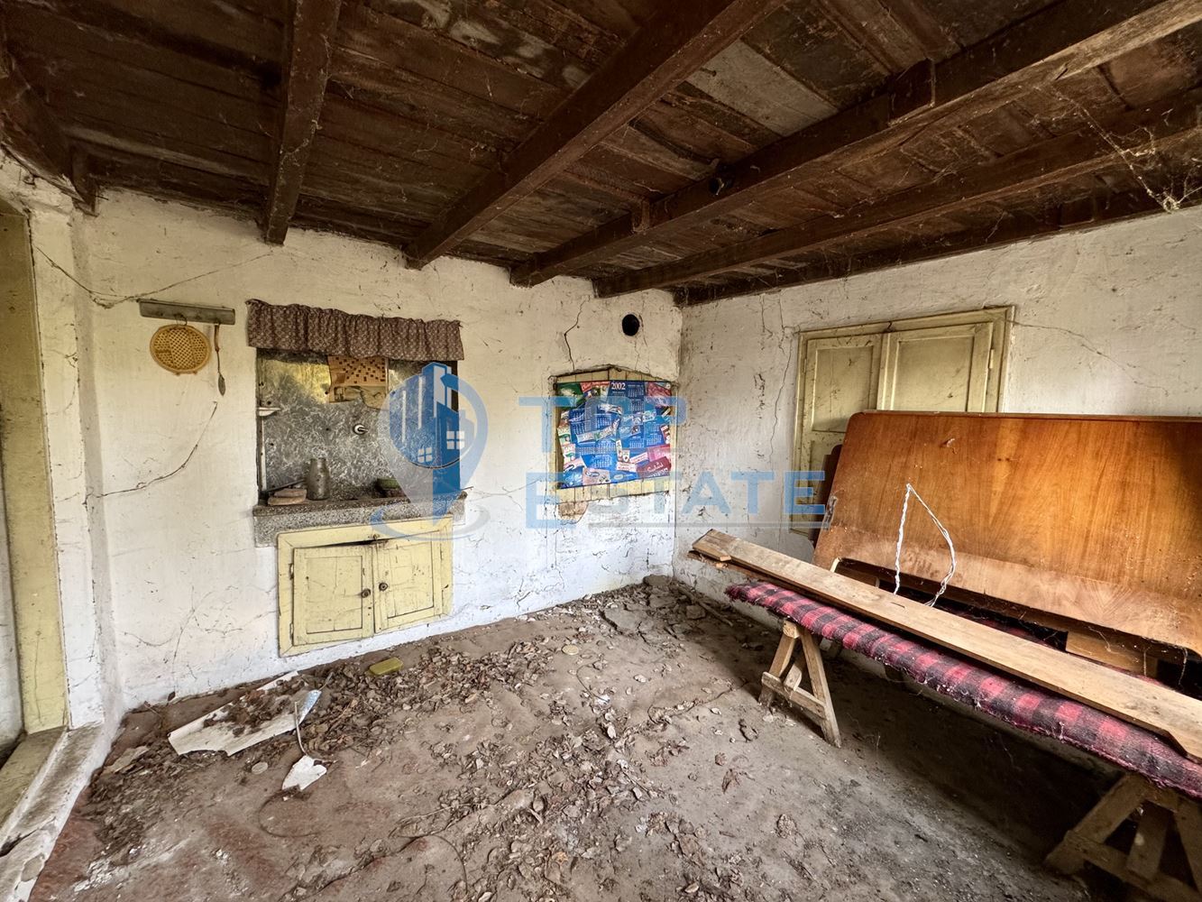 Двуетажна тухлена къща с кладенец в с. Михалци, област Велико Търново.-0 Двуетажна тухлена къща с кладенец в с. Михалци, област Велико Търново. - 0