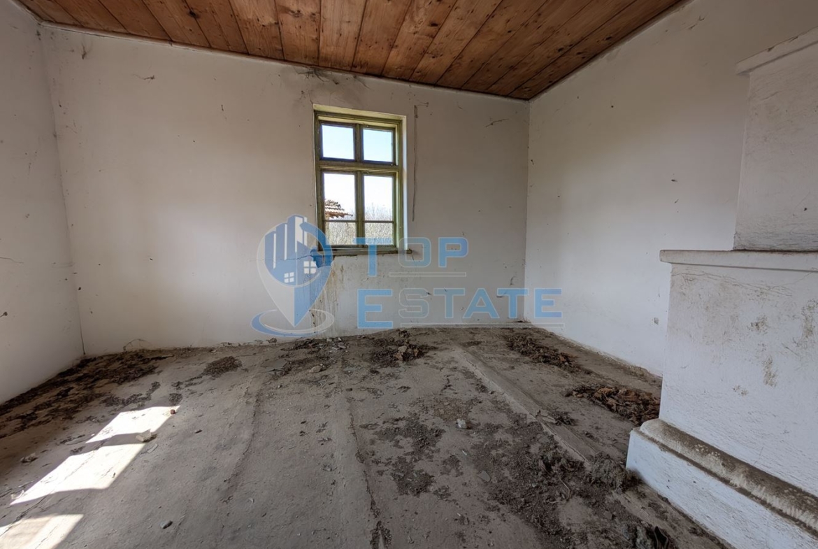 Двуетажна къща с голям двор и кладенец в село Иванча - 0