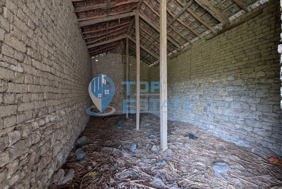 Двуетажна къща с голям двор и кладенец в село Иванча - 0