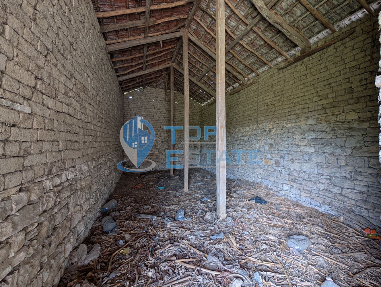 Двуетажна къща с голям двор и кладенец в село Иванча - 0