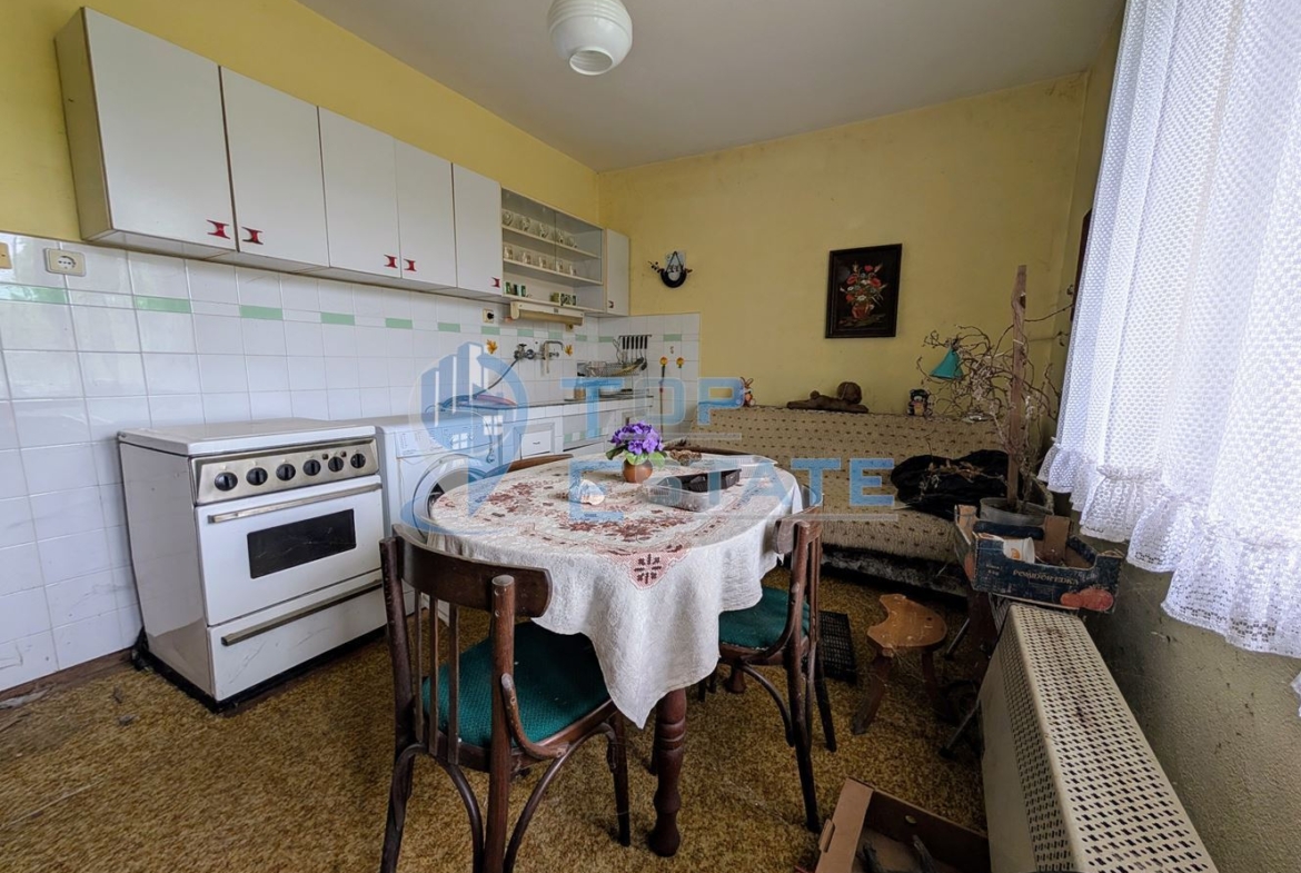 Двуетажна тухлена къща с панорамна гледка в град Плачковци - 0