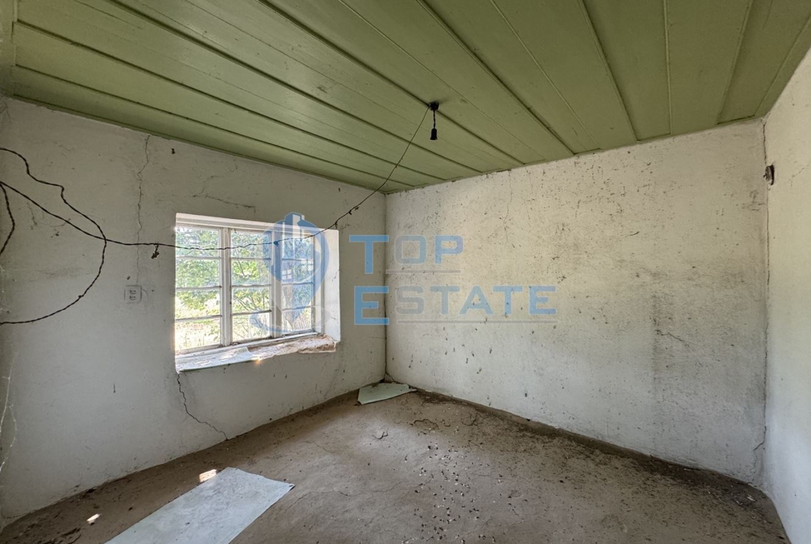 Тухлена къща с кладенец и голям двор в село Павел, област Велико Търново - 0