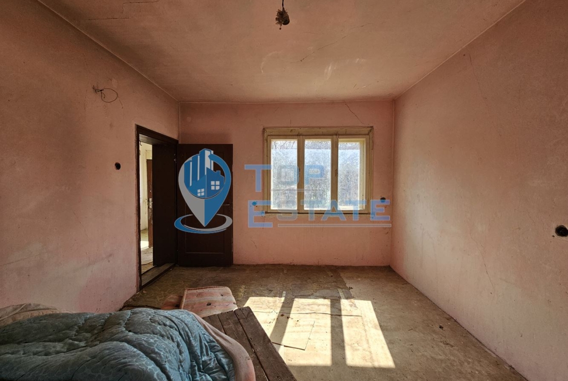 Тухлена къща с двор в село Горско Калугерово - 0