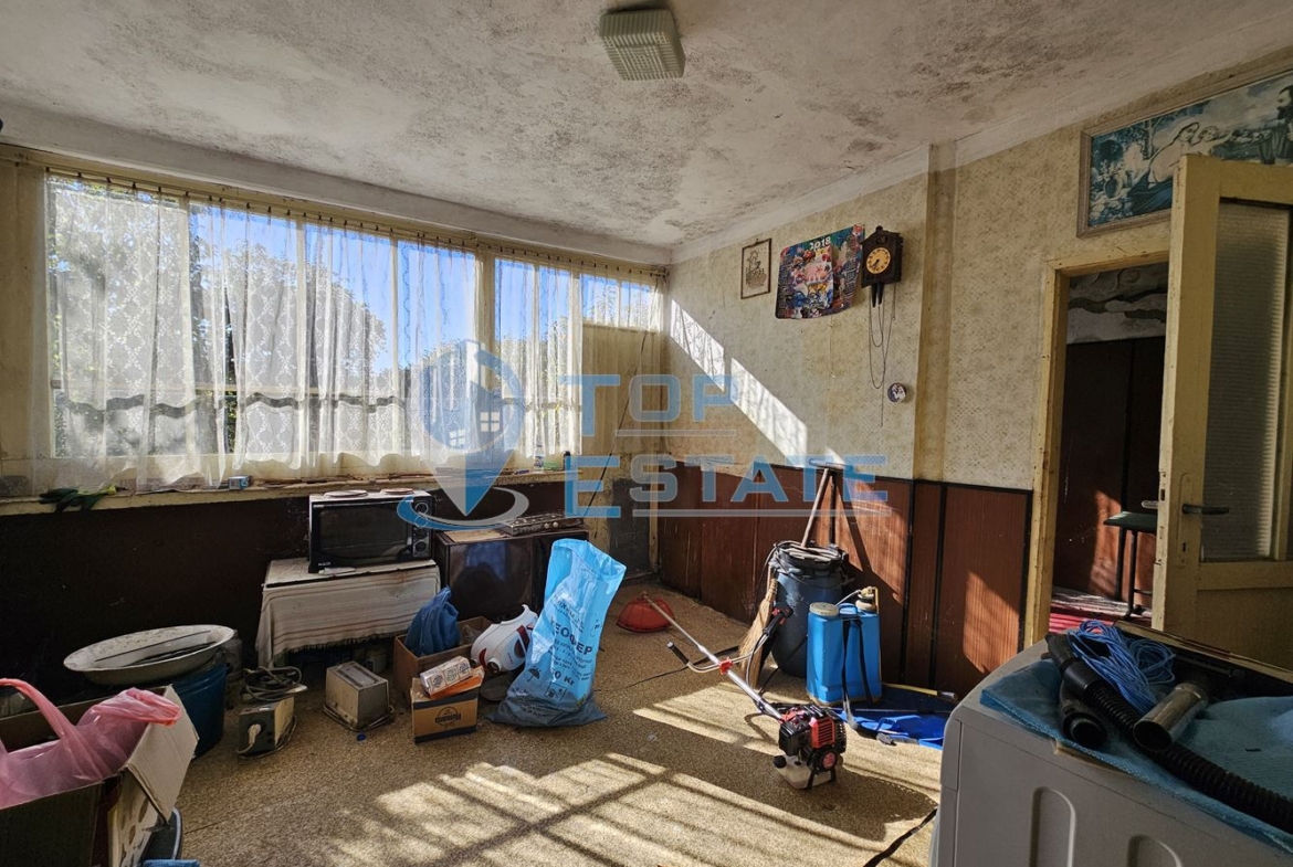 Тухлена къща с вътрешна тоалетна, гараж и голям двор в село Българско сливово, област В. Търново - 0