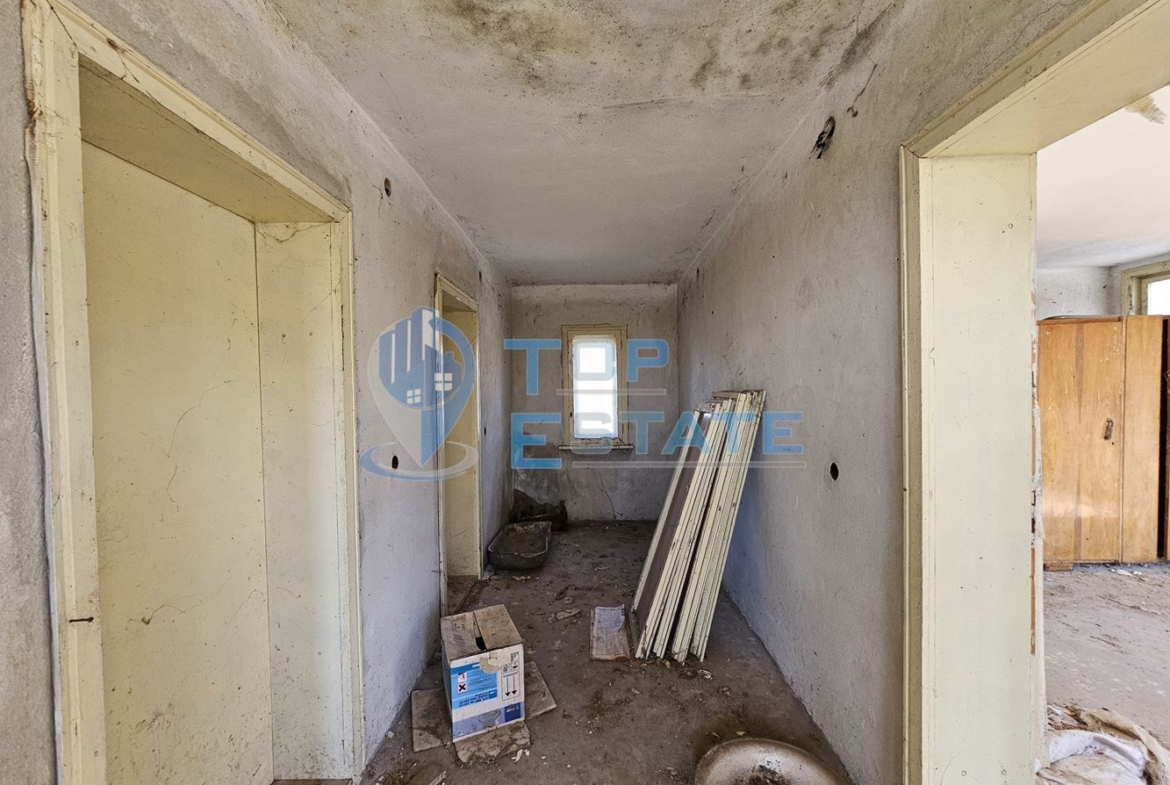 Масивна тухлена двуетажна къща с голям двор в село Драгомирово, община Свищов - 0