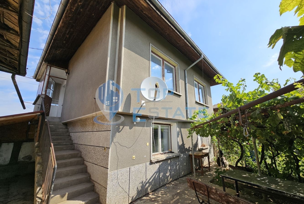 Монолитна двуетажна къща с втора къща в един двор в село Ново Градище, област Велико Търново - 0