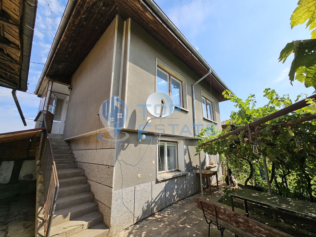 Монолитна двуетажна къща с втора къща в един двор в село Ново Градище, област Велико Търново - 0