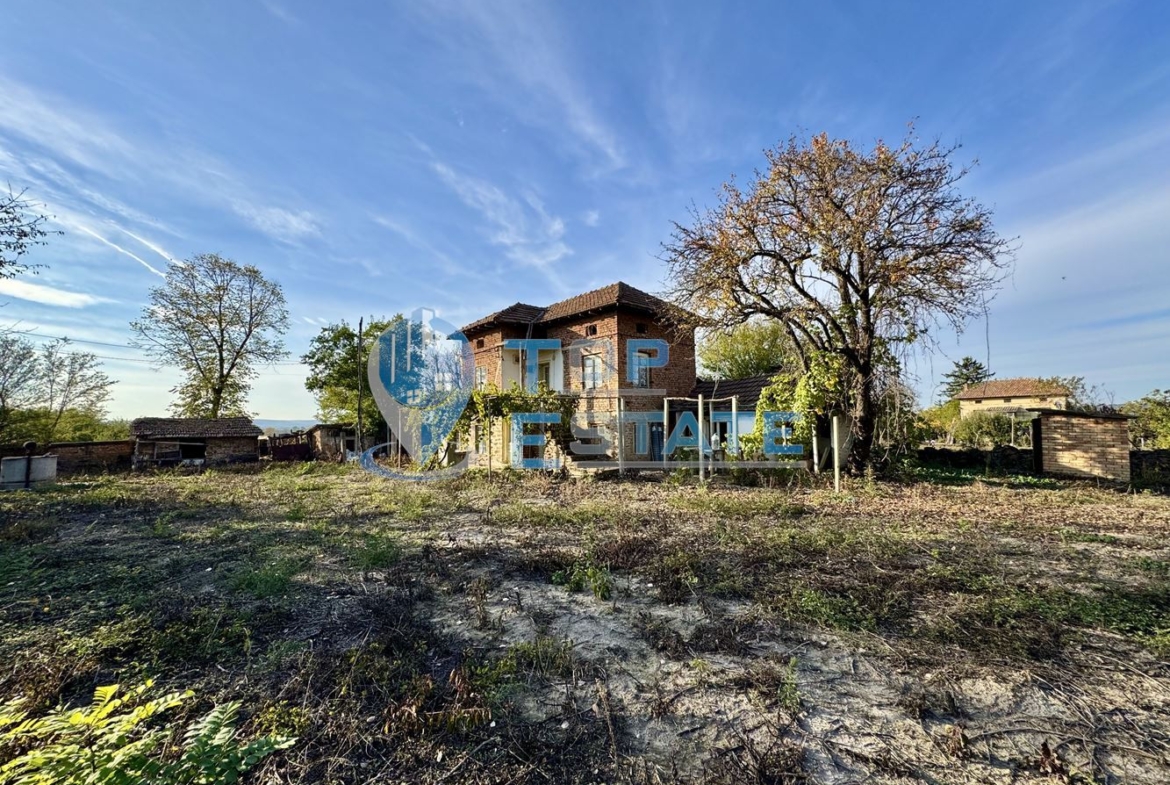 Двуетажна тухлена къща с кладенец в с. Михалци, област Велико Търново. - 0