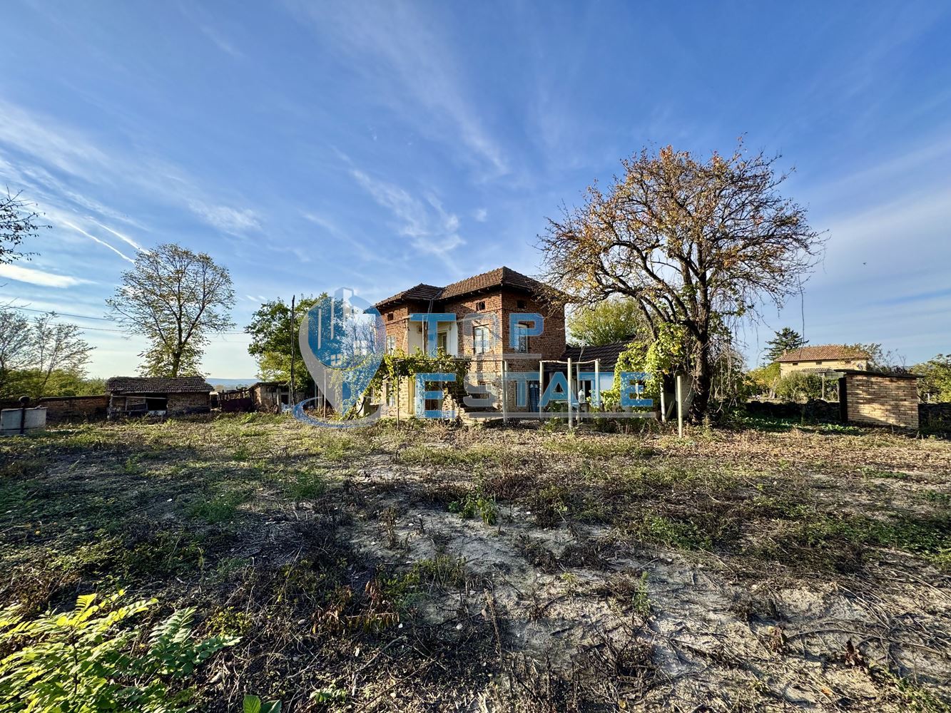 Двуетажна тухлена къща с кладенец в с. Михалци, област Велико Търново.-0 Двуетажна тухлена къща с кладенец в с. Михалци, област Велико Търново. - 0