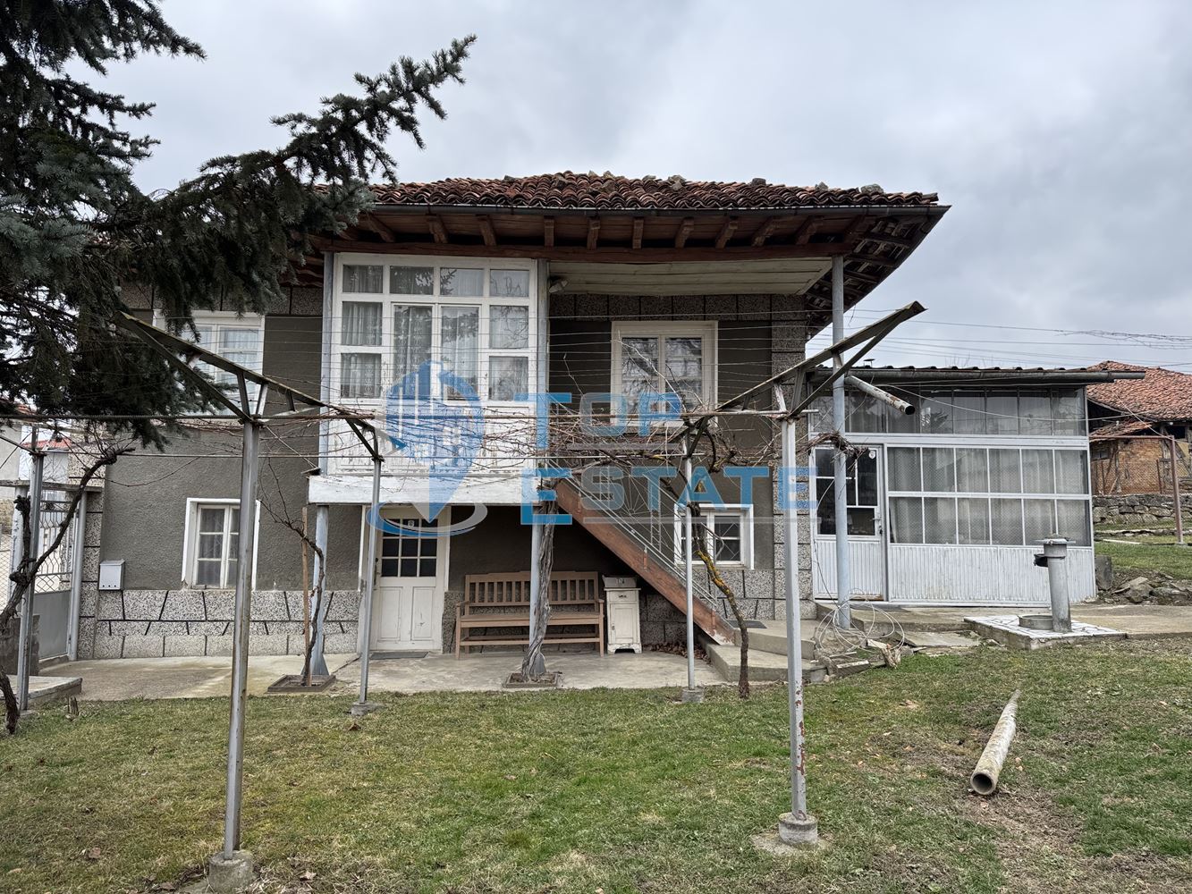 Двуетажна тухлена къща с гараж в с. Константин, област Велико Търново-0 Двуетажна тухлена къща с гараж в с. Константин, област Велико Търново - 0