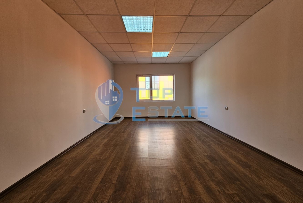 Просторен офис със самостоятелен достъп под наем в град Горна Оряховица - 0