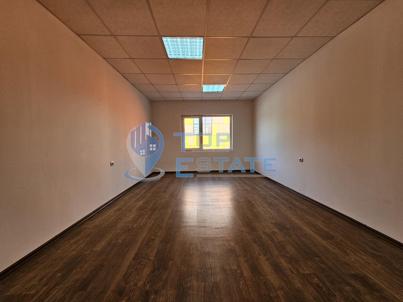 Просторен офис със самостоятелен достъп под наем в град Горна Оряховица-0 Просторен офис със самостоятелен достъп под наем в град Горна Оряховица - 0