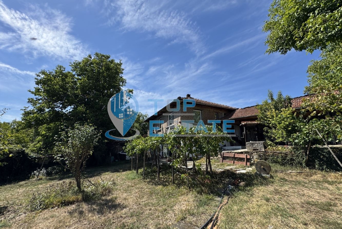 Двуетажна тухлена къща с кладенец и голям двор в село Гоздейка, област Велико Търново - 0