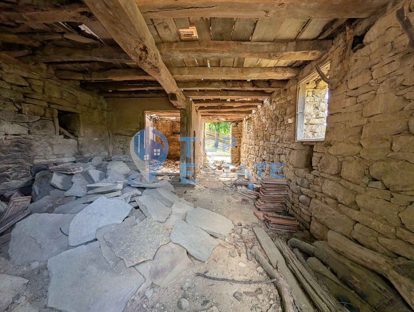 Двуетажна къща с уникална панорамна гледка в Тревненския балкан - 0