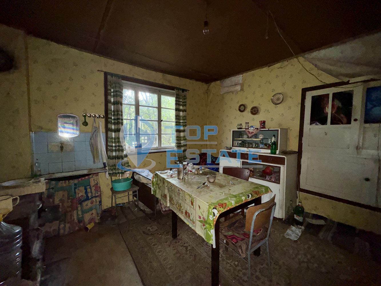 Двуетажна тухлена къща с голям двор в село Славейково, област Габрово - 0