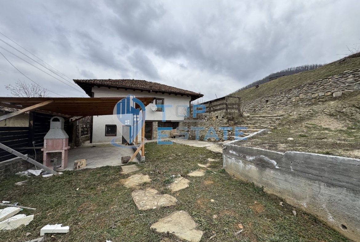 Двуетажна къща с панорамна гледка в гр. Елена, област Велико Търново - 0