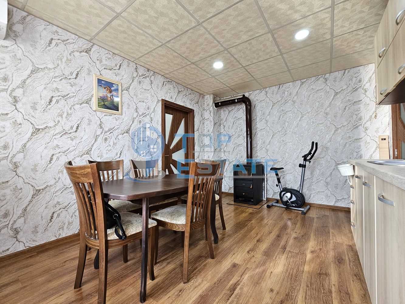 Обзаведен и ремонтиран двустаен тухлен апартамент в Горна Оряховица, квартал Гарата - 0