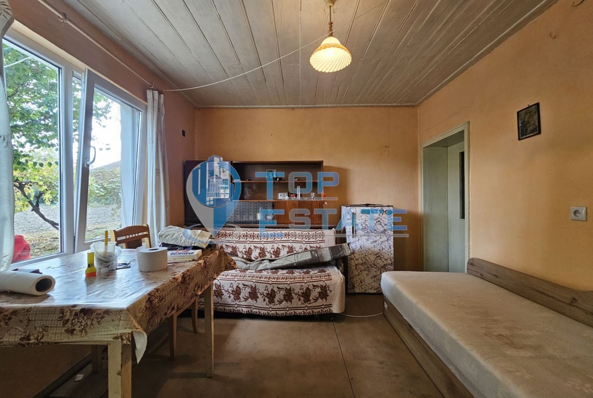 Масивна двуетажна къща с голям двор и гараж в село Караисен - 0