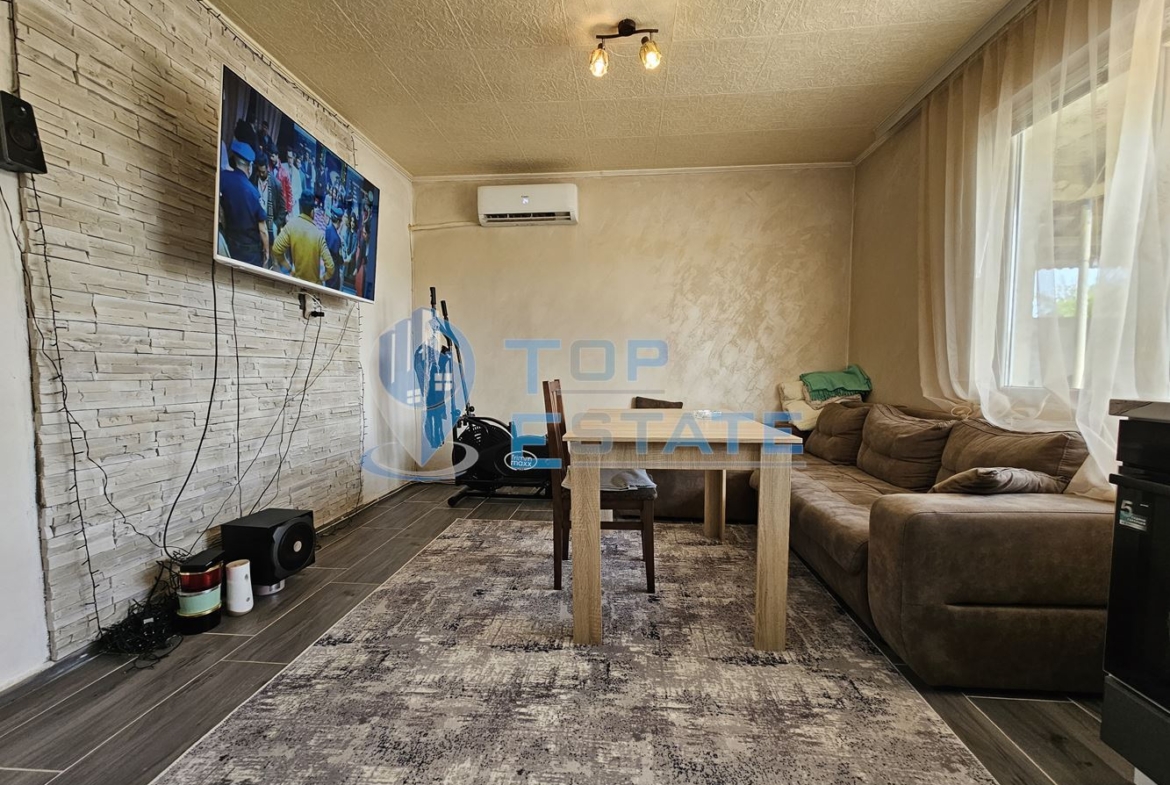 Двуетажна обзаведена и ремонтирана къща с три спални в село Страхилово, област Велико Търново - 0