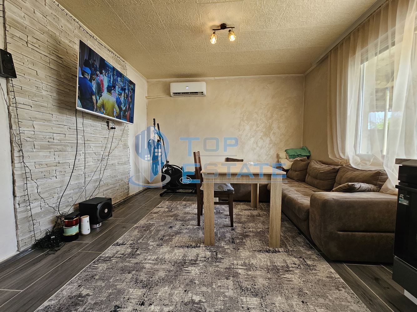 Двуетажна обзаведена и ремонтирана къща с три спални в село Страхилово, област Велико Търново - 0