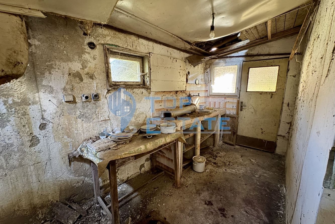 Тухлена къща с кладенец в село Добри дял, област Велико Търново - 0