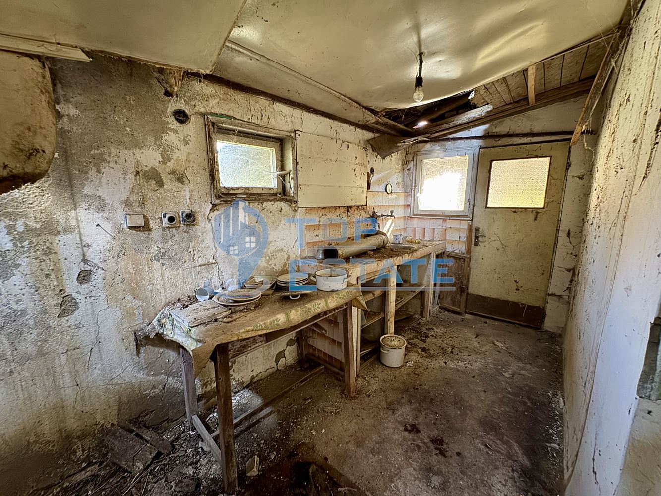 Тухлена къща с кладенец в село Добри дял, област Велико Търново - 0