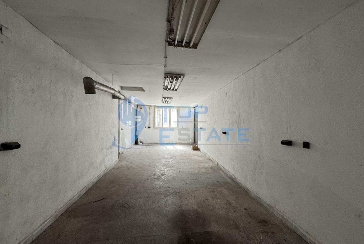 Двуетажна сграда подходяща за развитие на бизнес в центъра на град Павликени, област Велико Търново - 0