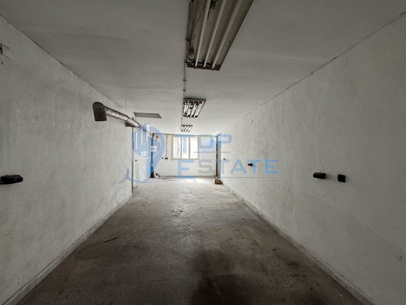 Двуетажна сграда подходяща за развитие на бизнес в центъра на град Павликени, област Велико Търново - 0