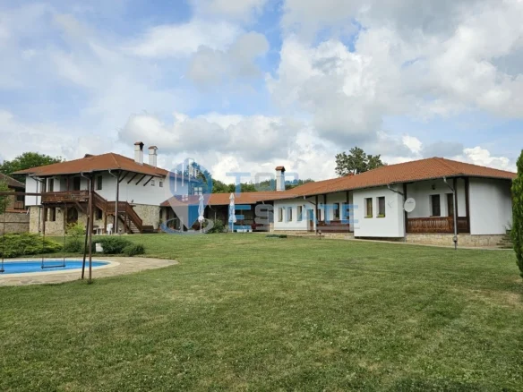 Къща за гости с басейн, механа и голям двор в с. Средни колиби - 0