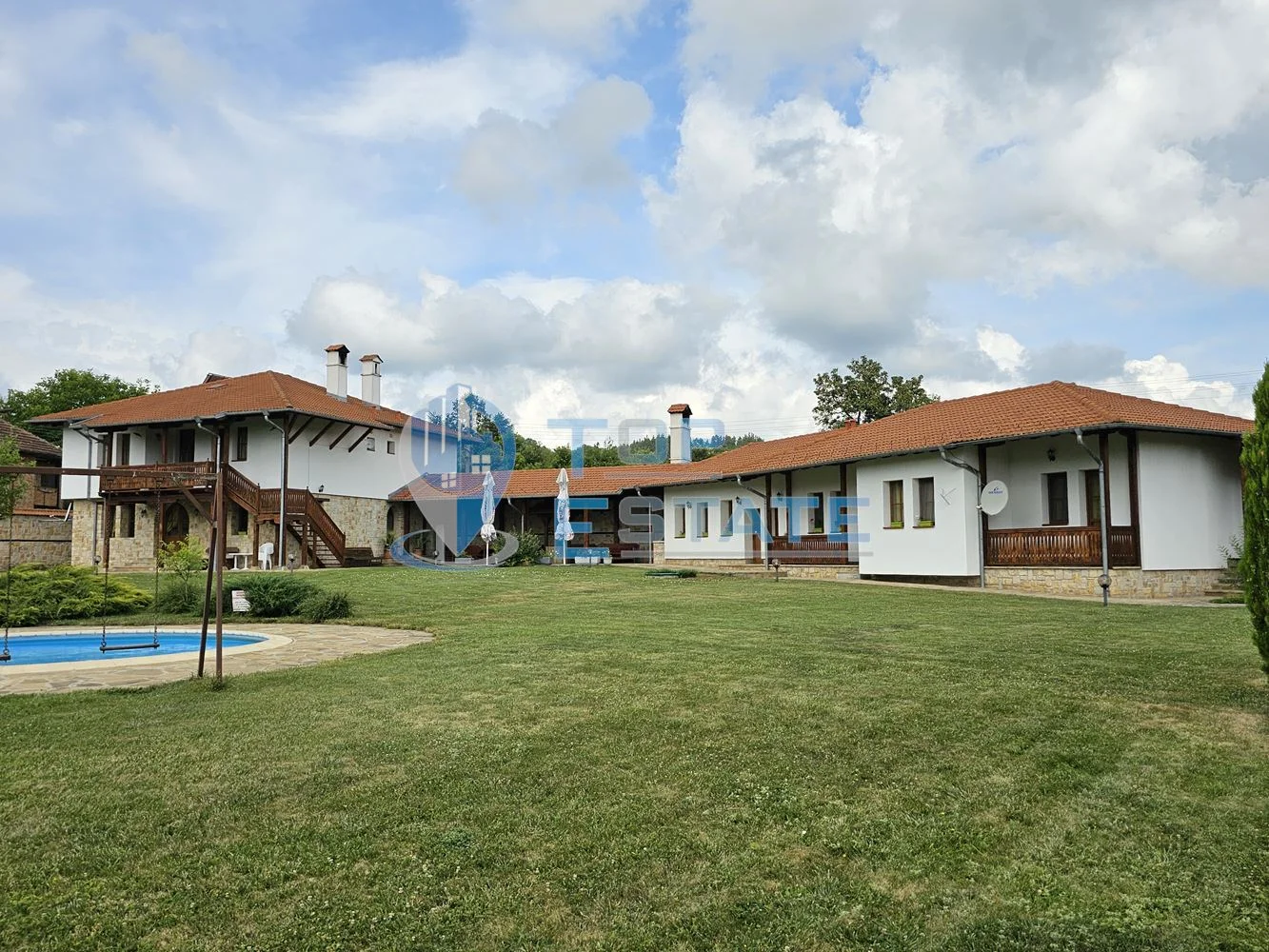 Къща за гости с басейн, механа и голям двор в с. Средни колиби - 0