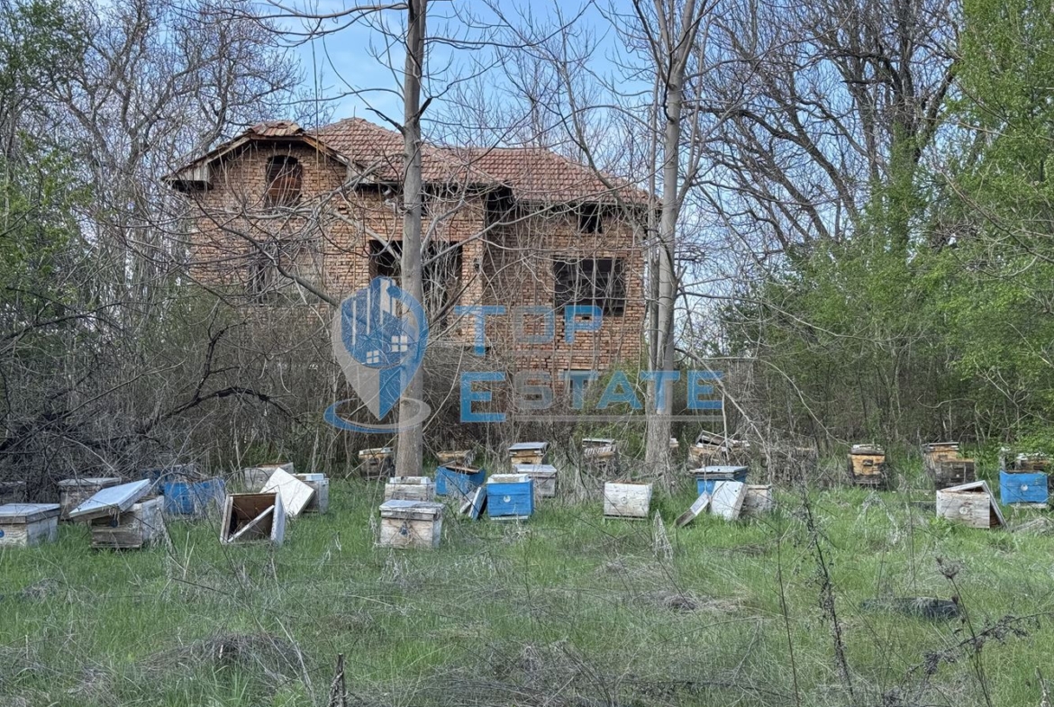 Двуетажна тухлена къща с голям двор в село Патреш, област Велико Търново - 0
