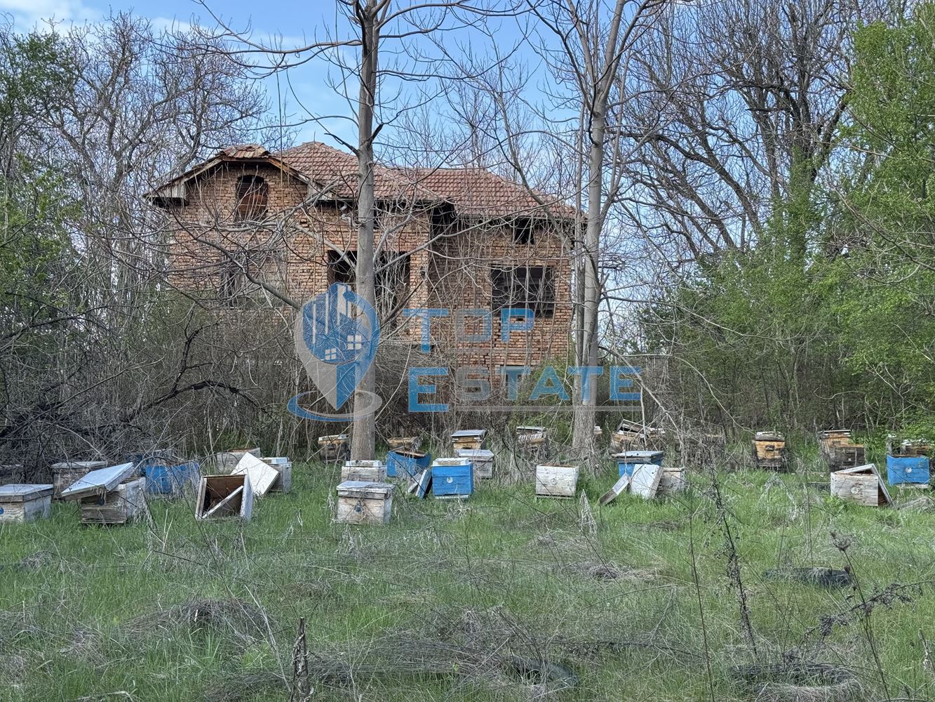 Двуетажна тухлена къща с голям двор в село Патреш, област Велико Търново - 0