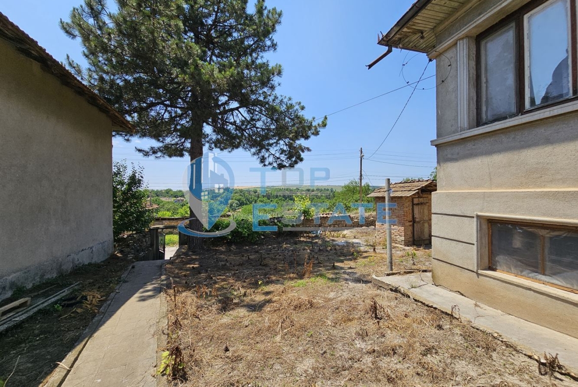 Здрава тухлена къща с три спални в село Копривец, област Русе - 0