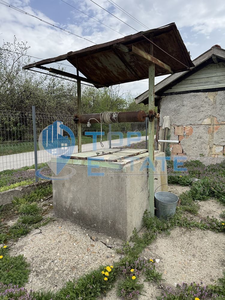 Къща с кладенец и допълнителна постройка в село Пчелище, област Велико Търново - 0