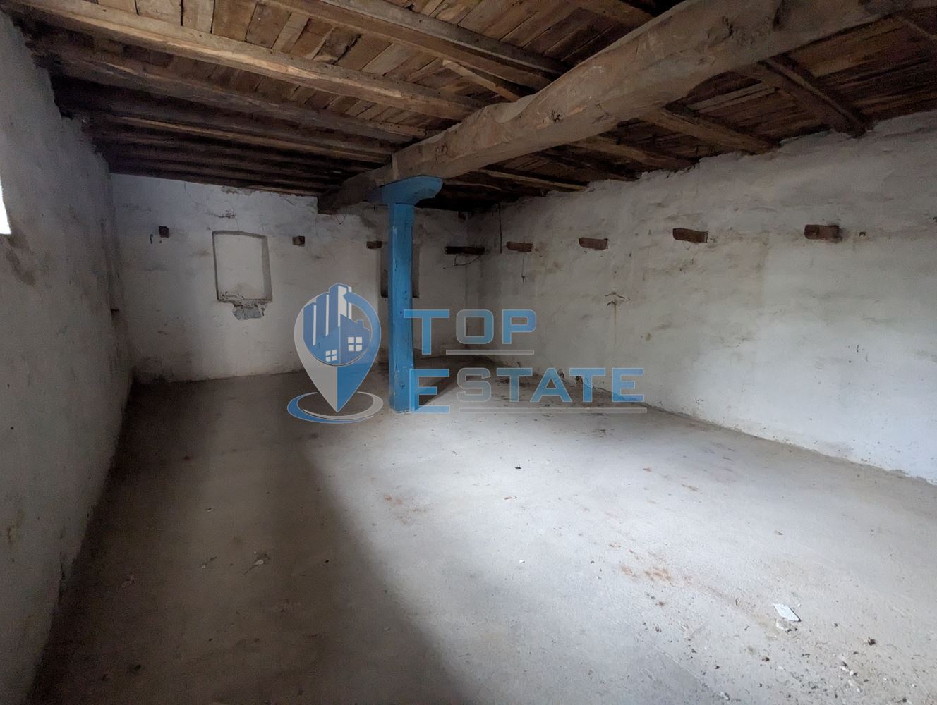 Двуетажна тухлена къща с кладенец в село Поликраище, област Велико Търново - 0