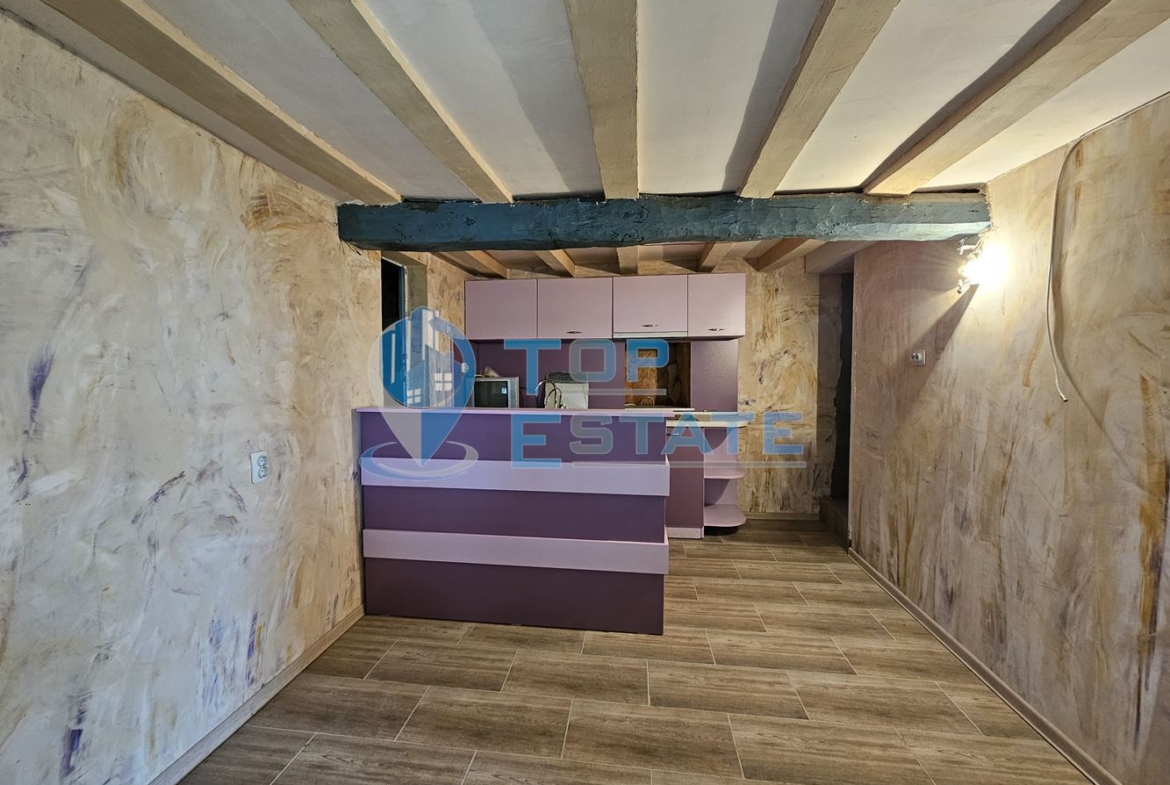 Реновирана къща с голям двор и гараж в село Самоводене - 0