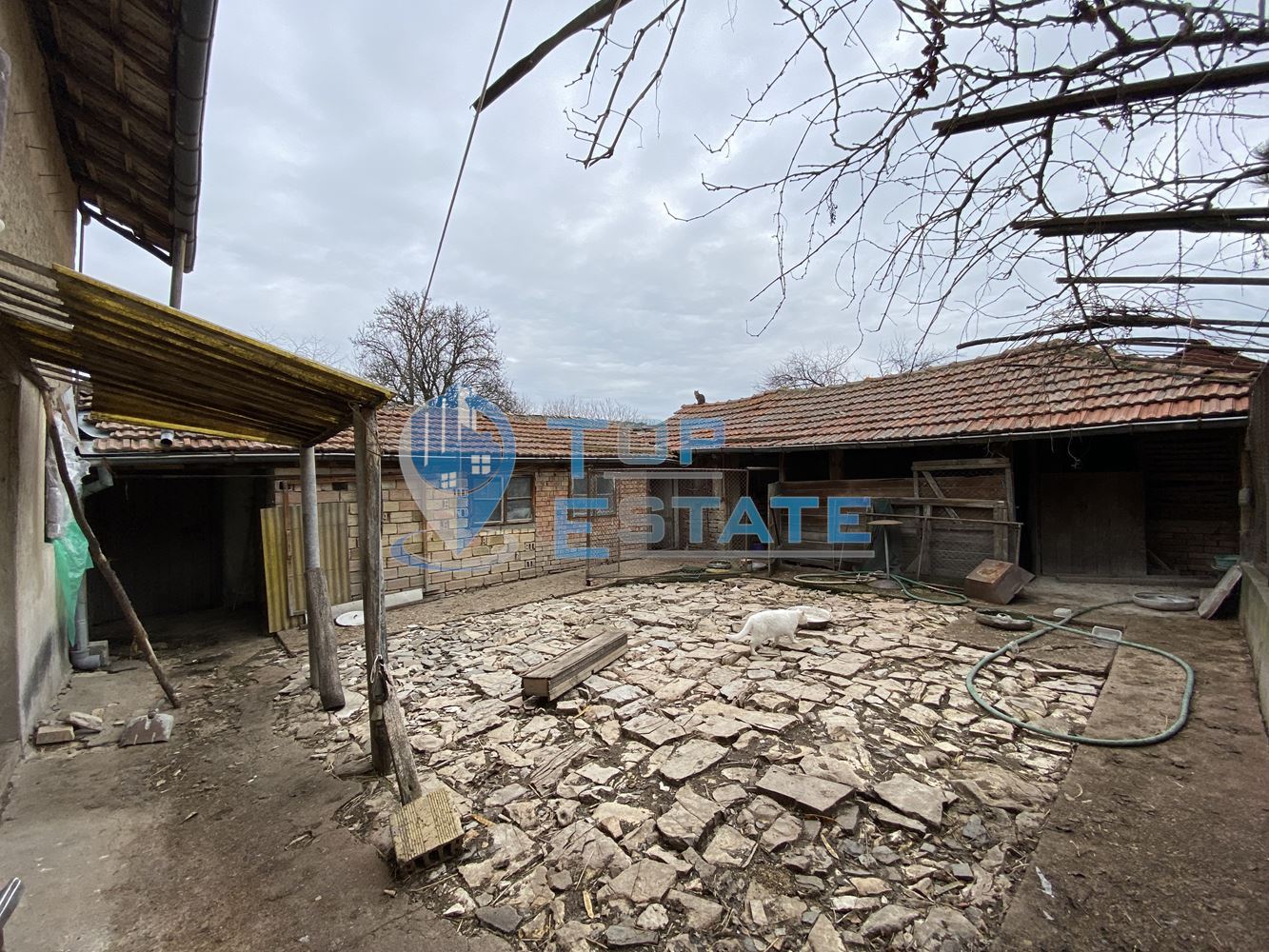 Двуетажна тухлена къща с голям двор и гараж в село Иванча, област Велико Търново-0 Двуетажна тухлена къща с голям двор и гараж в село Иванча, област Велико Търново - 0