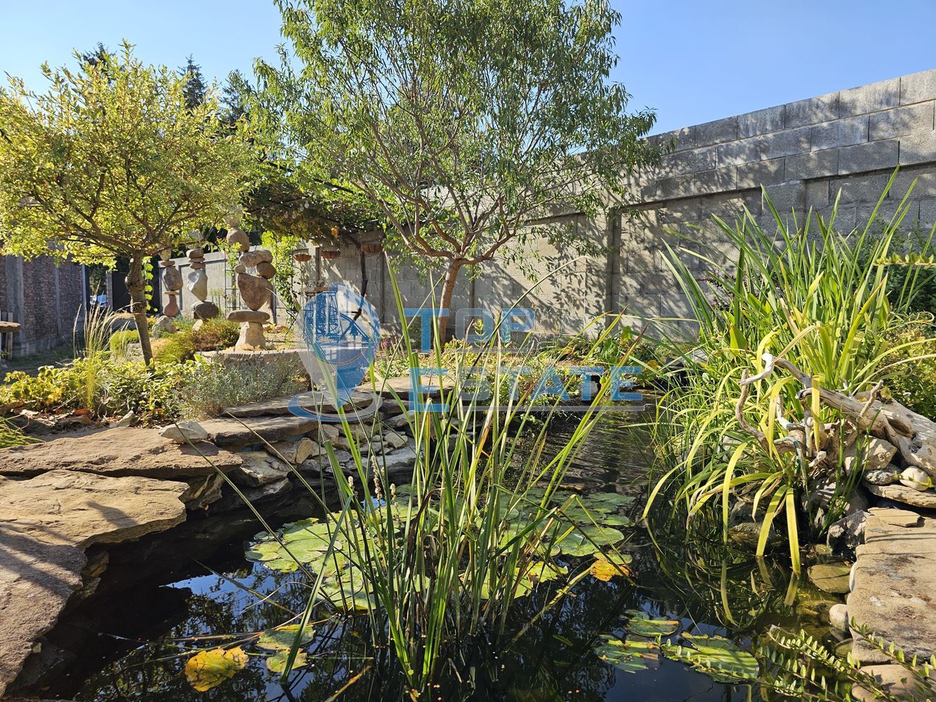 Двуетажна къща на груб строеж с втора къща и басейн с панорама в село Леденик - 0